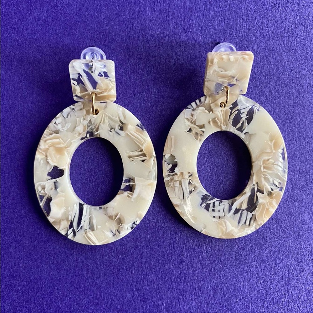 Earrings/bracelets